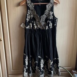 Karen Kane Black Dress with Floral Embroidery EUC size Lg